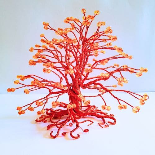 Arbol de alambre naranja con abalorios sin base.jpg