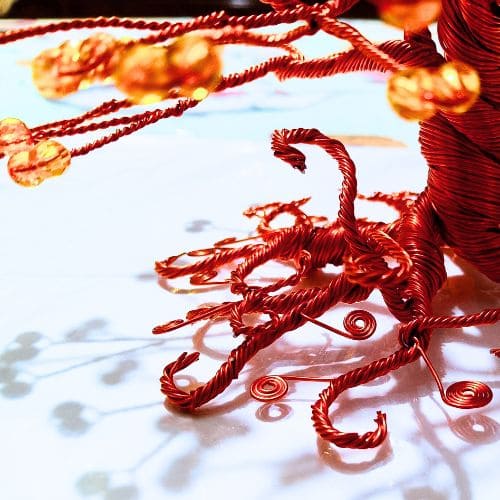 Raiz arbol de alambre naranja.jpg